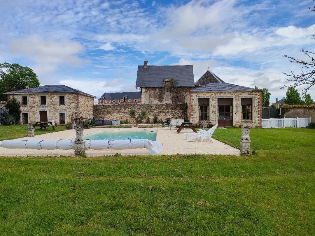 Chateau Le Puybelliard Bed and Breakfast Chantonnay Exteriör bild